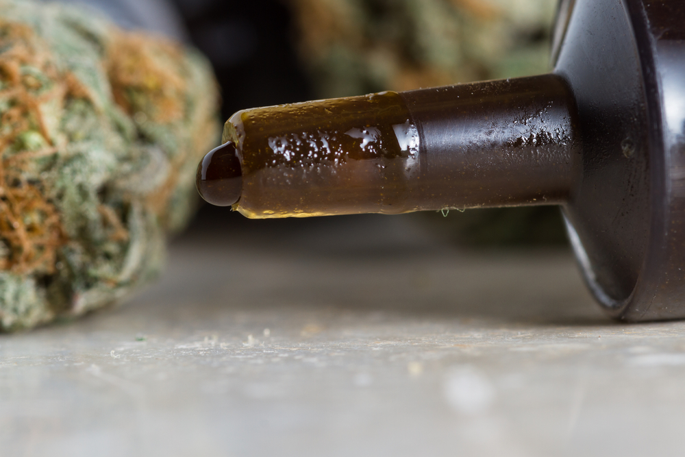 Een volledig cannabisextract wordt gemaakt door wiettoppen in een oplosmiddel op te lossen, het plantmateriaal er vervolgens uit te filteren en de oplossing te laten indampen. Foto: Wollertz, Shutterstock.com