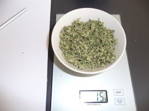 Weeg 15 gram wiet af en maal dit fijn in een grinder of gebruik gewoon een snijplank en een scherp mes. Het moet gemalen zijn, maar geen poeder worden.