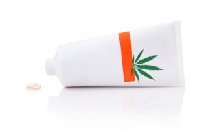 Cannabis-kokosvet is hard wanneer het afgekoeld is en ideaal om op pijnlijke plekken te smeren voor lokale pijnbestrijding